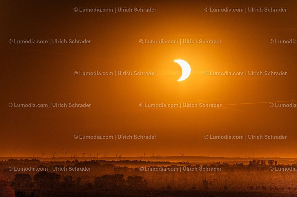 10049-14165 - Sonnenfinsternis am Huy | Stockfoto und Bilderpool mit Bildmaterial aus Deutschland, dem Harz, Halberstadt, Quedlinburg, Wernigerode und weltweit. Qualitativ hochwertige und professionelle Fotos anschauen und kaufen. - Realisiert mit Pictrs.com
