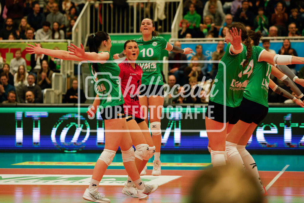 Volleyball I Frauen I Saison 2025-2026 I Bundesliga I 17. Spieltag I USC Münster - VfB Suhl LOTTO Thüringen I 07.02.2026-92 | Emilia Jordan (9, USC Münster) Pippa Molenaar (1, USC Münster) Amelie Strothoff (10, USC Münster) Brianna Ford (14, USC Münster) - Realisiert mit Pictrs.com