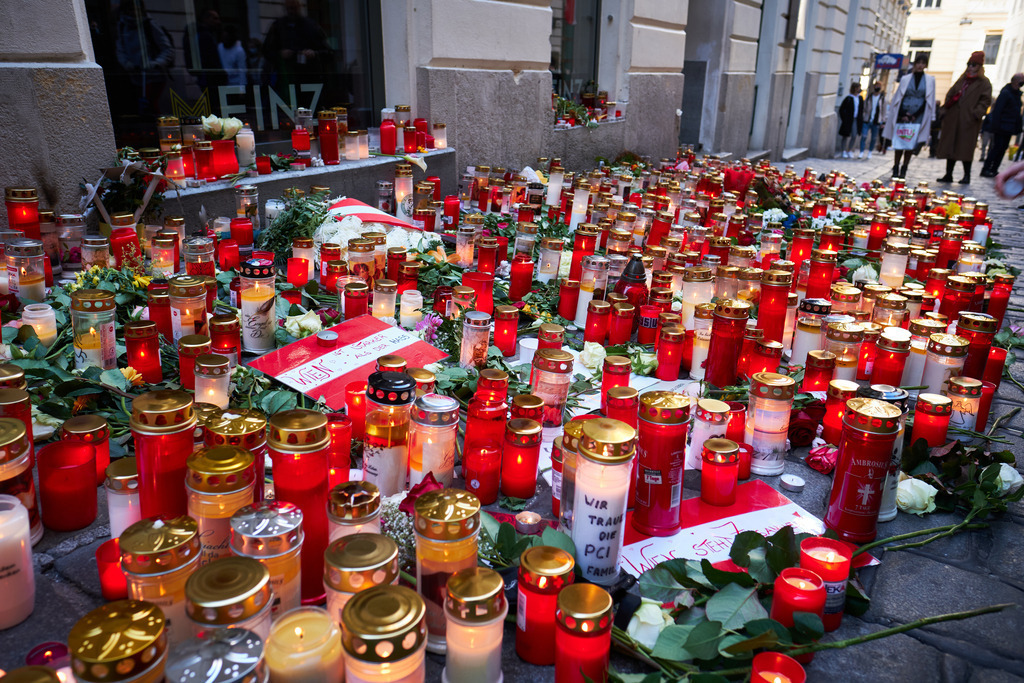 Kerzen und Blumen am Tatort | Wien, Austria - November 06, 2020: Gedenken an den Terroranschlag vom 02.11.2020, Kerzen und Blumen am Tatort. - Realisiert mit Pictrs.com