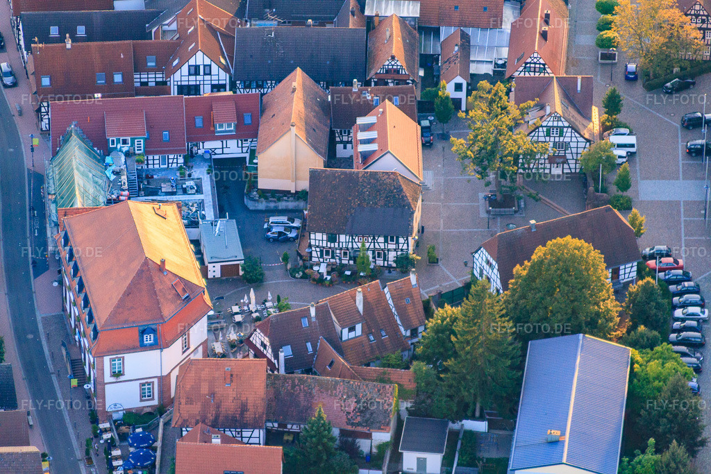Luftbild: Rathaus, Am Plätzl in Kandel im Bundesland Rheinland-Pfalz in Deutschland. Foto: IMG_32808.jpg vom 01.09.2010 durch Werner Riehm/FLY-FOTO.de