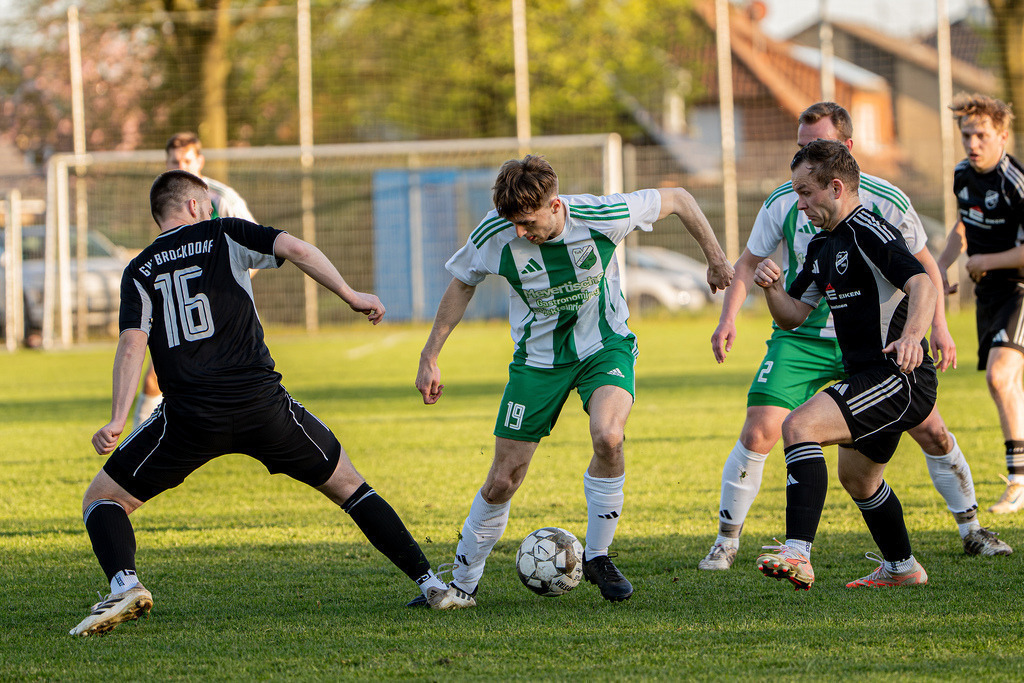 Fußball I Herren I Saison 2025-2026 I Bezirksliga Weser-Ems 4 I 15. Spieltag I TuS Lutten - GW Brockdorf I 08027 | jns.sportfotos - Realisiert mit Pictrs.com
