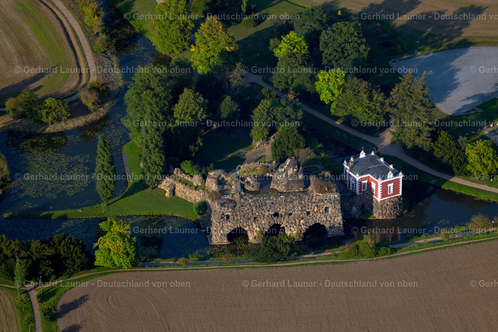 4062477 | ORANIENBAUM-WöRLITZ 08.09.2021 WöRLITZ 19.10.2014 Insel Stein im UNESCO-Kulturerbe- Park des Dessau-Wörlitzer Gartenreiches in Wörlitz im Bundesland Sachsen-Anhalt. Das Gesamtbauwerk wird durch Felsengänge, Grotten, Tempel, Kolumbarium, Amphitheater, Villa Hamilton u.v.a. mehr gebildet. // Venus temple in the UNESCO Cultural Heritage Park of Dessau-Woerlitz Garden Kingdom in Woerlitz in Saxony-Anhalt. Foto: Gerhard Launer