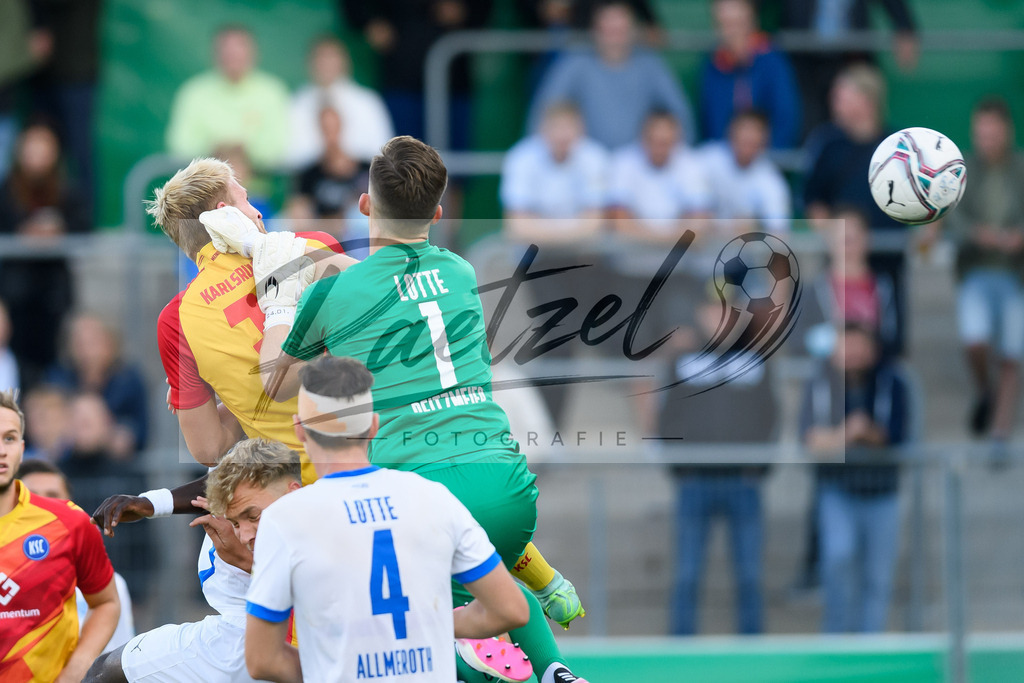 LOTKSC20210809_031 | Fussball, Herren: Philipp Hofmann (Karlsruher SC) erzielt das Tor zum 0:2 beim Spiel der 1. Runde im DFB-Pokal zwischen SF Lotte und Karlsruher SC im Stadion am Lotter Kreuz am 09.08.2021 in Lotte, Deutschland.DFB / DFL REGULATIONS PROHIBIT ANY USE OF PHOTOGRAPHS AS IMAGE SEQUENCES AND/OR QUASI-VIDEO. - Realisiert mit Pictrs.com