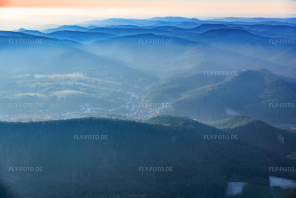 Luftbild: Pfälzerwald im Dunst in Bruchweiler-Bärenbach im Bundesland Rheinland-Pfalz in Deutschland. Foto: IMG_151884.jpg vom 22.11.2025 durch Werner Riehm/FLY-FOTO.de