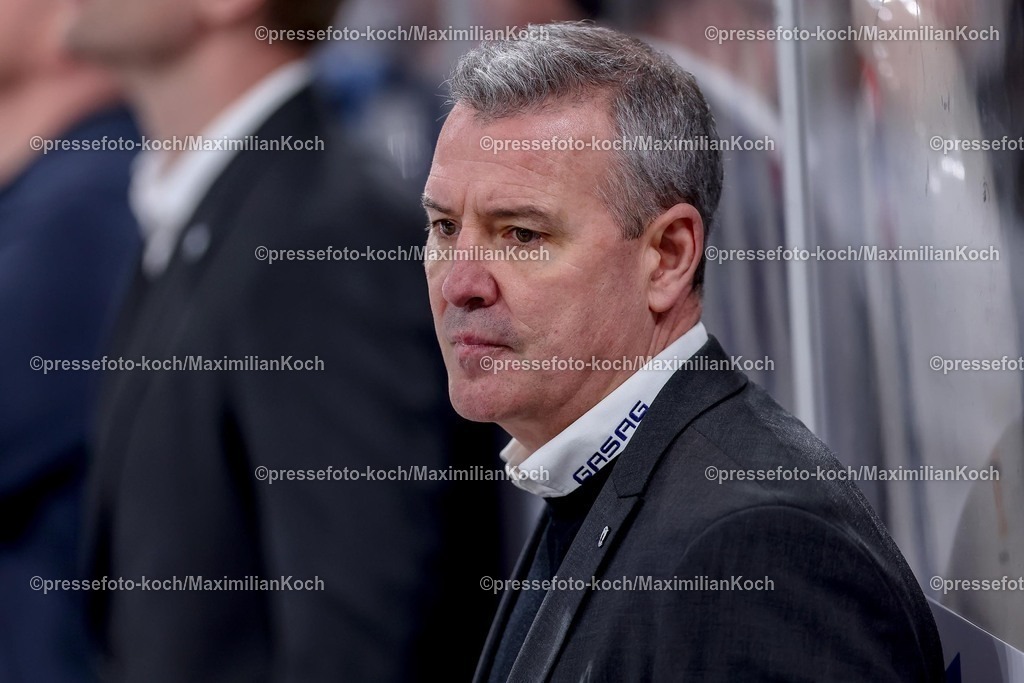 DEG12012501023 | 12.01.2025, Eishockey, Penny DEL, Düsseldorfer EG - Eisbären Berlin, PSD-BANK Dome: Cheftrainer Serge Aubin (Eisbären Berlin #) auf der Spielerbank