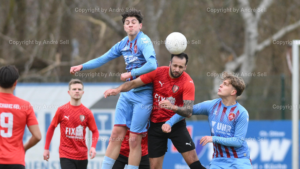 SSG Rot-Schwarz Kiel vs SC Weiche Flensburg II | Marco Franciosi (Kiel #27) vs Lennart Treede (Weiche #6) &amp; Enes Kaya (Weiche #11) / Fußball-Landesliga Schleswig Männer 2025/2026 / SSG Rot-Schwarz Kiel vs SC Weiche Flensburg II / Sportplatz Meimersdorf / Kiel / 14.03.26 - Realisiert mit Pictrs.com