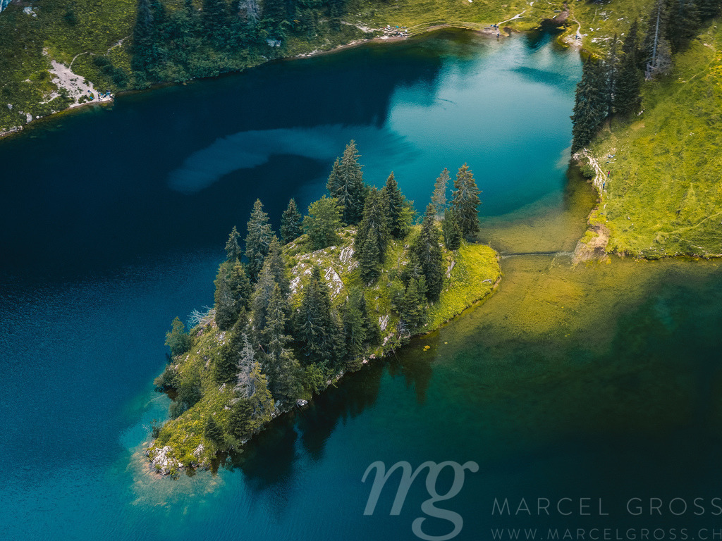 bewaldete Insel in Hinterstockensee beim Stockhorn | Die ideale Geschenkidee für Naturliebhaber. Naturbilder von Marcel Gross Photography für ihr Zuhause in den verschiedensten Formaten und Materialien. - Realisiert mit Pictrs.com