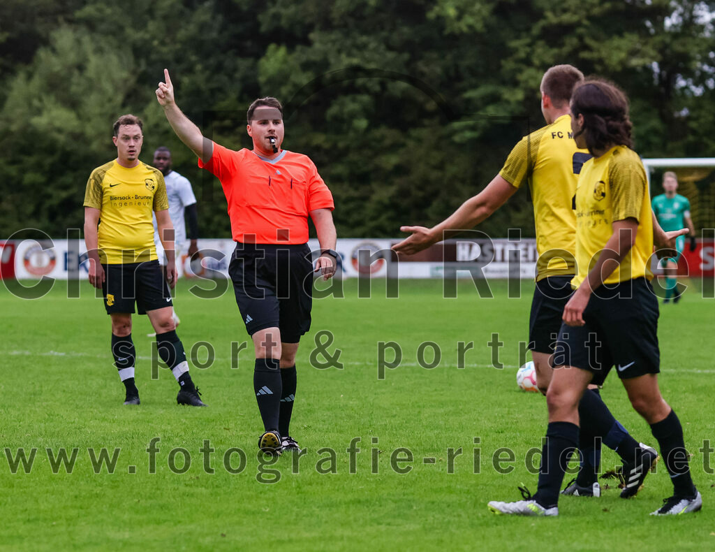 2023-08-09_093_FC_Moosinning_II_gegen_SpVgg_Altenerding | Moosinning, Deutschland, 09.08.2023:
Fußball, Kreisliga 2023 / 2024, 3. Spieltag, FC Moosinning II gegen SpVgg Altenerding, Endergebnis: 1:1

Schiedsrichter Stefan Empl, Georg Humplmair (FC Moosinning, #2)

Foto: Christian Riedel / fotografie-riedel.net