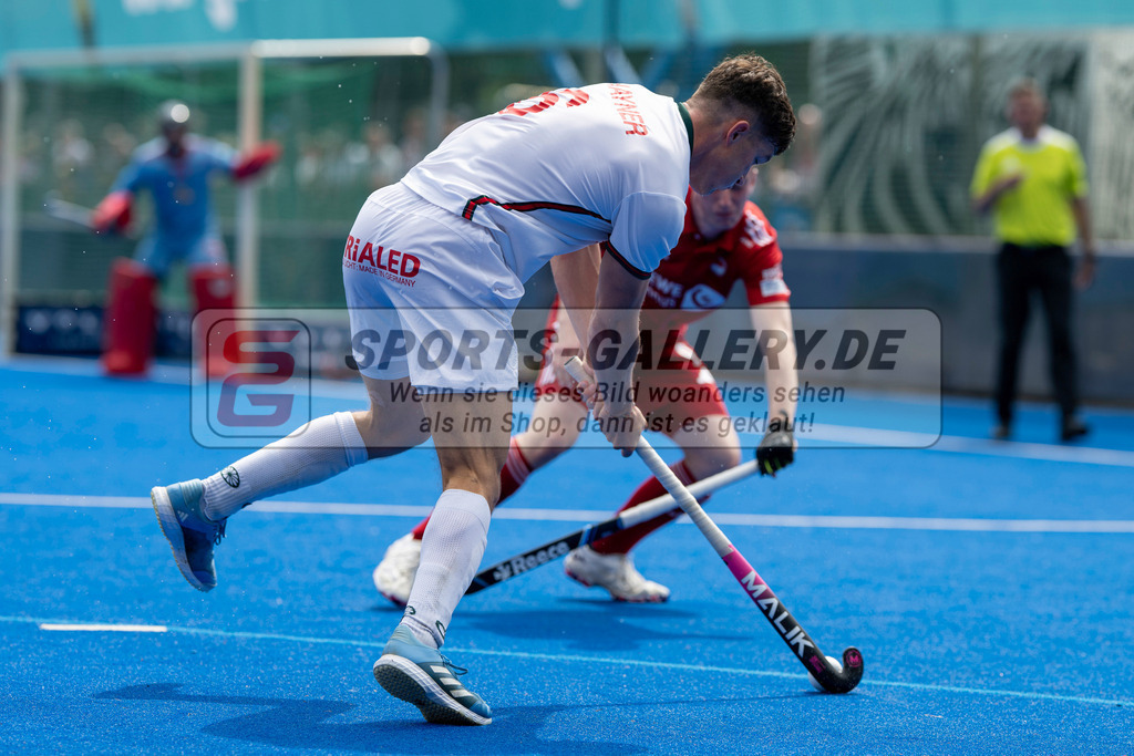 Final4_20250601-1530-Z82_9346 | Krefeld, Deutschland, 01.06.2025:  Feldhockey Final4 2025 – „Deutsche Feldhockey-Meisterschaften 2025“ Crefelder HTC - Rot-Weiss Köln (Finale Herren) im Gerd-Wellen-Hockeyanlage am 01.06.2025 in Krefeld, Deutschland. (Foto von Kramhöller/Fehrmann/Kaste)Krefeld, Germany, 01.06.2025: Feldhockey Final4 2025 – „Deutsche Feldhockey-Meisterschaften 2025“ Harvestehuder HTC - Düsseldorfer HC (Finale Damen) in Gerd-Wellen-Hockeyanlage at 01.06.2025 in Krefeld, Deutschland. (Foto from Kramhöller/Fehrmann/Kaste)