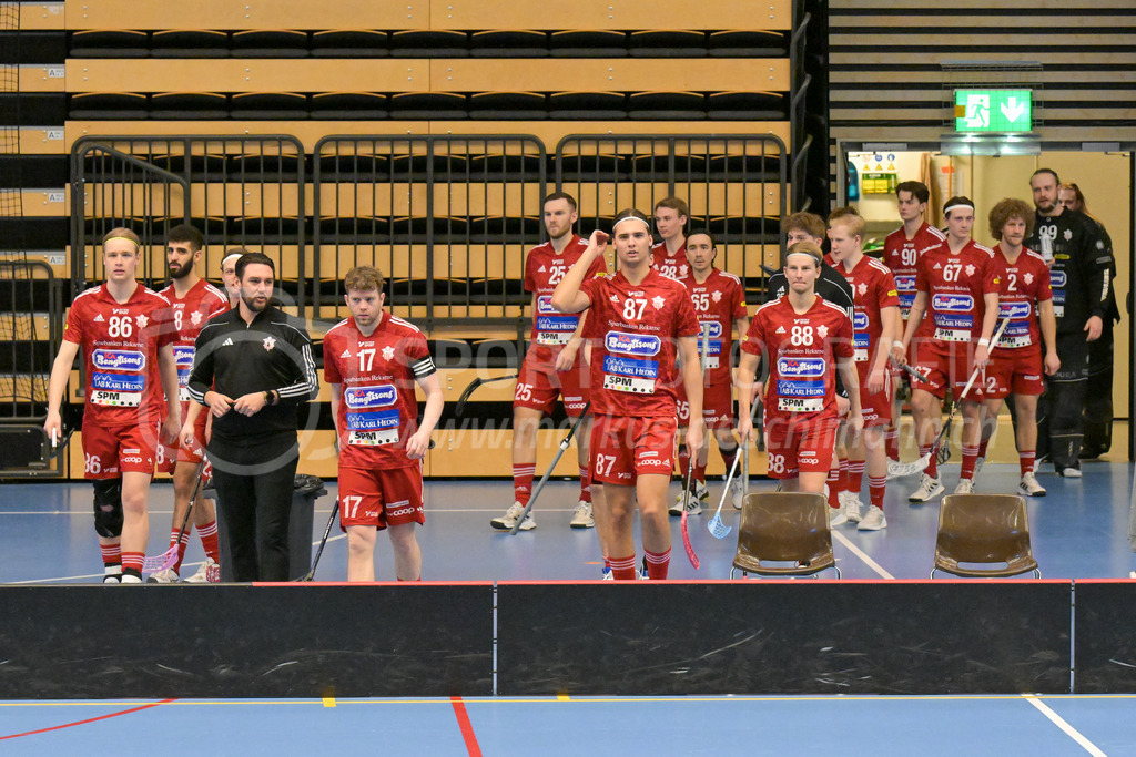 Lillan IBK vs Strängnäs IBK - 17. März 2024 | Lillan IBK vs Strängnäs IBK
Idrottshuset Örebro, Arenahallen, Örebro
Tim Lindgren (#86 Strängnäs IBK), Johan Jönsson (Head Coach Strängnäs IBK), Kalle Karlsson K (#17 Strängnäs IBK), Viktor Seth (#87 Strängnäs IBK), Casper Nilsson (#88 Strängnäs IBK), Sebastian Kämpe (#67 Strängnäs IBK), Lukas Bemström (#2 Strängnäs IBK) and the rest of the team.
Bild: Sportfotografie Markus Aeschimann | www.markus-aeschimann.ch - Realisiert mit Pictrs.com