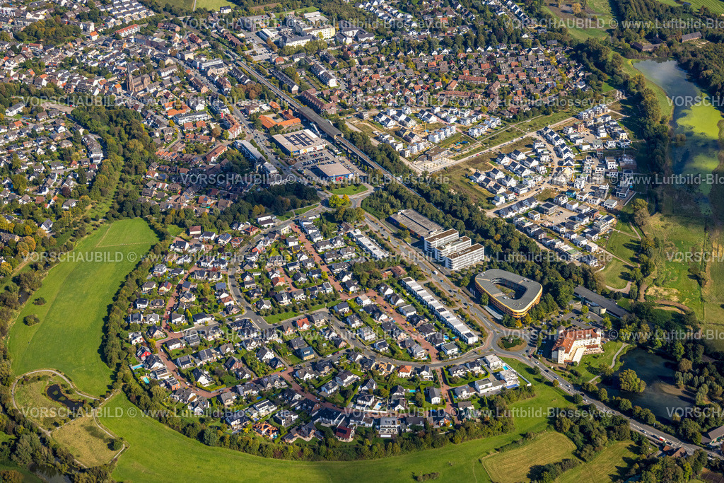 Duisburg241002436 | Luftbild, Wohngebiet Angerbogen, Am Alten Angerbach, halbkreisförmige Neubau-Wohnsiedlung, Gewerbegebiet mit Hotel Landhaus Milser, VBG-Bezirksverwaltung Duisburg, Xella International GmbH und Edeka E-Center Angerbogen, überdachter Bahnhof Angerbogen, Huckingen, Duisburg, Ruhrgebiet, Nordrhein-Westfalen, Deutschland
