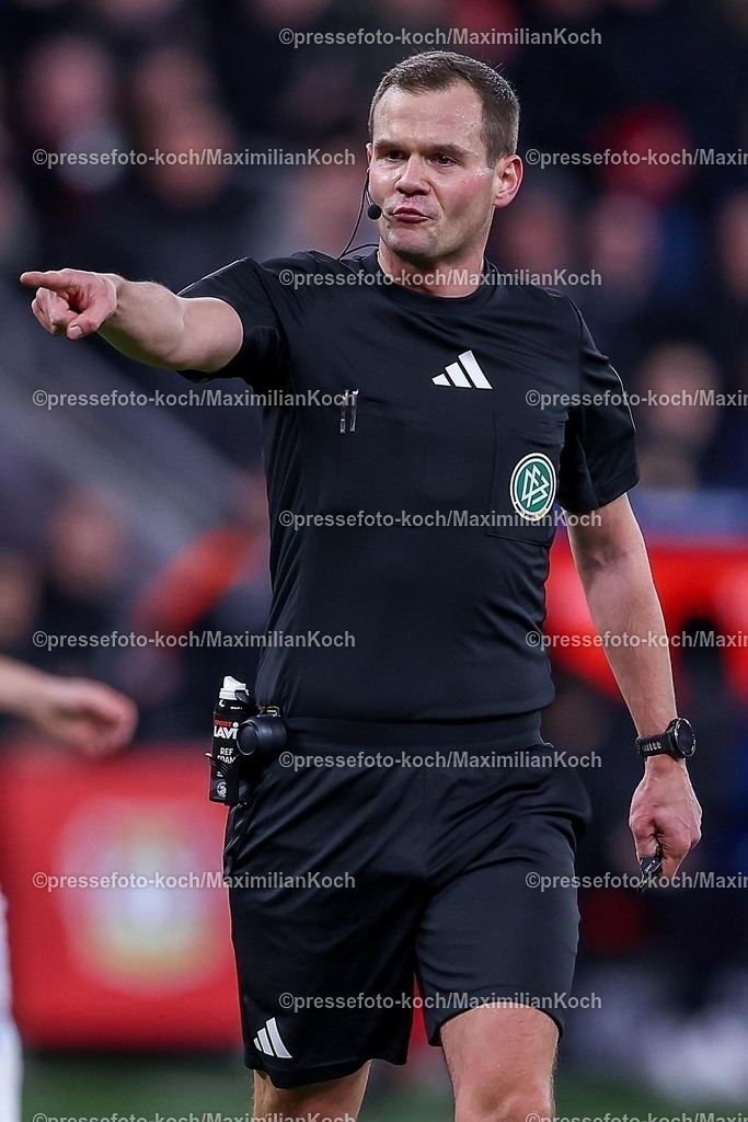 Lev02022502184 | 02.02.2025, Fußball, Bayer 04 Leverkusen - TSG 1899 Hoffenheim, 1. Fußball Bundesliga, 20. Spieltag, BayArena, Saison 2024 2025: Schiedsrichter Robin BraunDFB regulations prohibit any use of photographs as image sequences and or quasi-video.