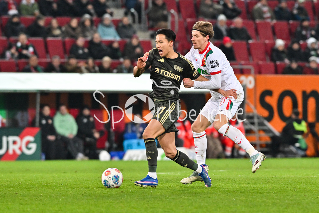FC Augsburg - 1. FC Union Berlin | AUGSBURG, GERMANY - 15. JANUARY: im Duell Wooyeong JEONG (Union Berlin 11) und Kristijan JAKIC (FC Augsburg 17) während dem Bundesligamatch zwischen dem FC Augsburg und dem 1. FC Union Berlin am 17. Spieltag in der WWK-Arena / DFL REGULATIONS PROHIBIT ANY USE OF PHOTOGRAPHS AS IMAGE SEQUENCES AND/OR QUASI-VIDEO