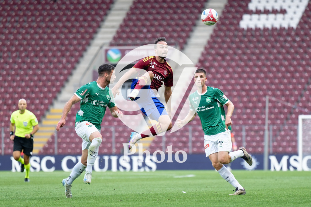 Brack Super League - Servette FC v FC Saint-Gall | Jeremy Guillemenot (21 Servette FC) and Jozo Stanic (4 FC Saint-Gall) battle for the ball (duel) during the Brack Super League match between Servette FC and FC Saint-Gall at Stade de Geneve in Geneva, Switzerland
