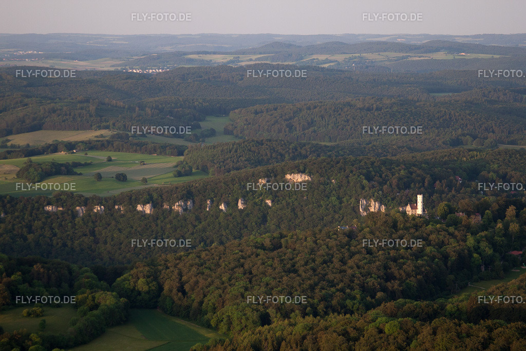 Wald und Berglandschaft Albtrauf in der Schwäbischen Alb mit dem Schloss Lichtenstein im Ortsteil Unterhausen | Luftbild: Wald und Berglandschaft Albtrauf in der Schwäbischen Alb mit dem Schloss Lichtenstein im Ortsteil Unterhausen im Ortsteil Honau in Lichtenstein im Bundesland Baden-Württemberg in Deutschland. Foto: IMG_67004.jpg vom 07.06.2014 durch Werner Riehm/FLY-FOTO.de - Realisiert mit Pictrs.com