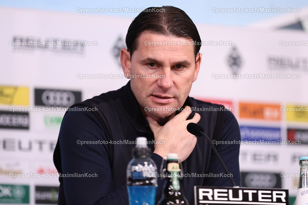 BMG07122401171 | 07.12.2024, Fußball, Borussia Mönchengladbach - Borussia Dortmund, 1. Fußball Bundesliga, Borussia-Park, Saison 2024 2025: Die Trainer bei der Pressekonferenz nach dem Spiel - sichtlich Unzufrieden Trainer Gerardo Seoane (Cheftrainer Mönchengladbach)DFB regulations prohibit any use of photographs as image sequences and or quasi-video.