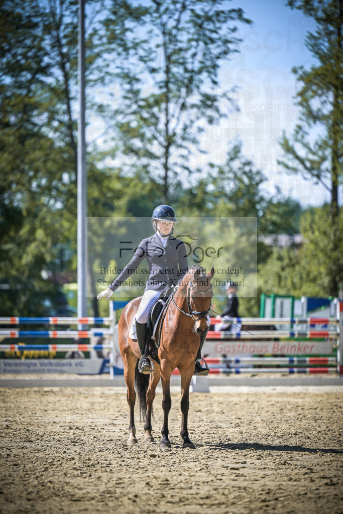 DOS_1923 | Entdecke hochwertige Reitturnierfotos von Foto Oger. Professionell, emotional und authentisch – jetzt Lieblingsmomente im Shop bestellen.Deutschlandweite Turnierfotografie. - Realisiert mit Pictrs.com