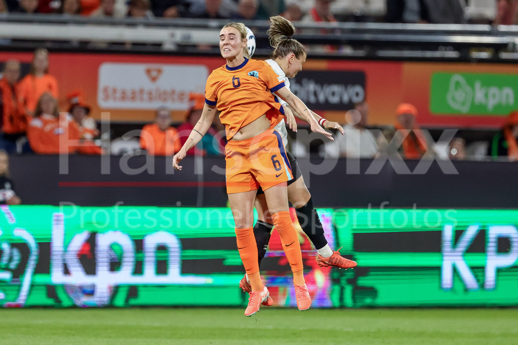 Fussball, UEFA Women s Nations League, Deutschland - Österreich | v.li.: Jill Roord (Niederlande, 6) und Laura Wienroither (Österreich, 12) im Kopfballduell, Kopfball, Zweikampf, Action, Aktion, Spielszene