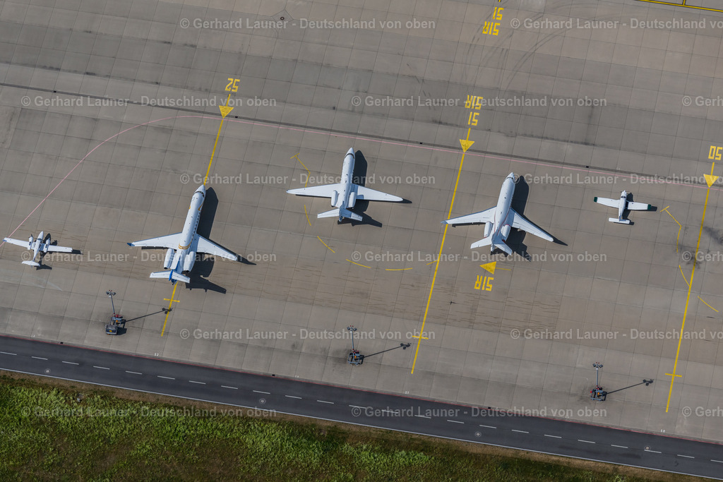 4030881 | LANGENHAGEN 02.06.2020 Passagierflugzeug auf der Parkposition - Abstellfläche auf dem Flughafen in Langenhagen im Bundesland Niedersachsen, Deutschland. Weiterführende Informationen bei: Flughafen Hannover-Langenhagen GmbH. // Passenger airplane in parking position - parking area at the airport in Langenhagen in the state Lower Saxony, Germany. Further information at: Flughafen Hannover-Langenhagen GmbH. Foto: Gerhard Launer