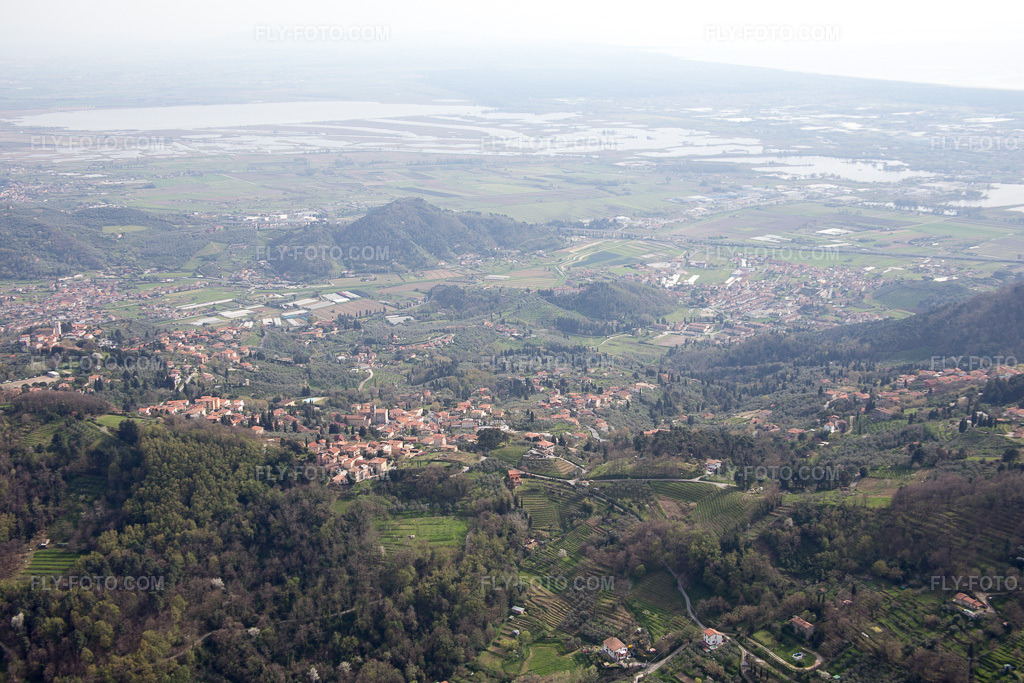 Aerial view: View of the town in Pedona in the state Tuscany, Italy. – Photo: IMG_086955.jpg taken on 04/03/2016 by Werner Riehm/FLY-FOTO.com – Resolution of the original: 5472 x 3648 px