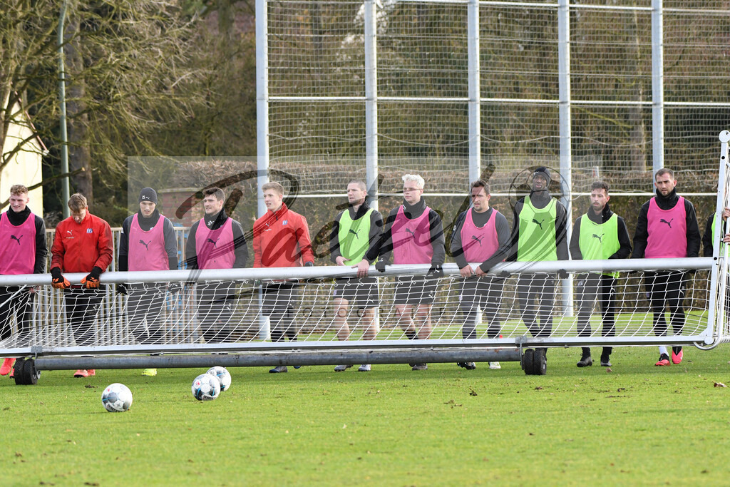 20200130_TRAOSN_0083 | Fußball, Herren: . Die Spieler vom VfL Osnabrueck waehrend der Trainingseinheit des VfL Osnabrueck im Sportpark Illoshoehe am 30.01.2020 in Osnabrueck, Deutschland. - Realisiert mit Pictrs.com