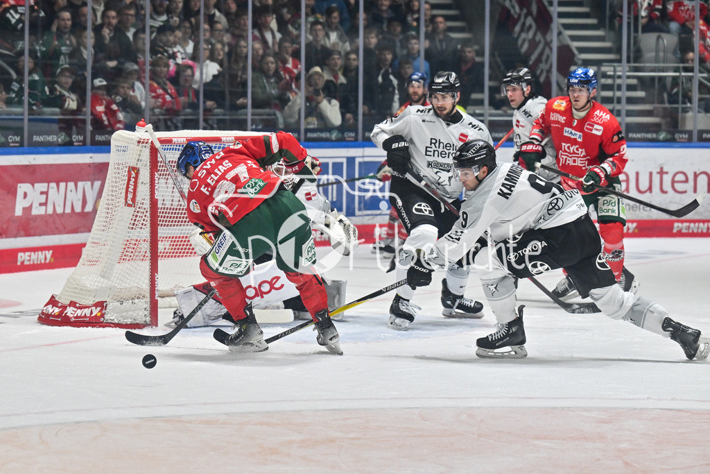 Augsburger Panther - Kölner Haie | in dieser Szene verpasst Florian ELIAS (Augsburger Panther #67) den Puck vor dem Tor der Gäste / DEL: Augsburger Panther - Kölner Haie; Curt Frenzel Stadion am 26.09.2025