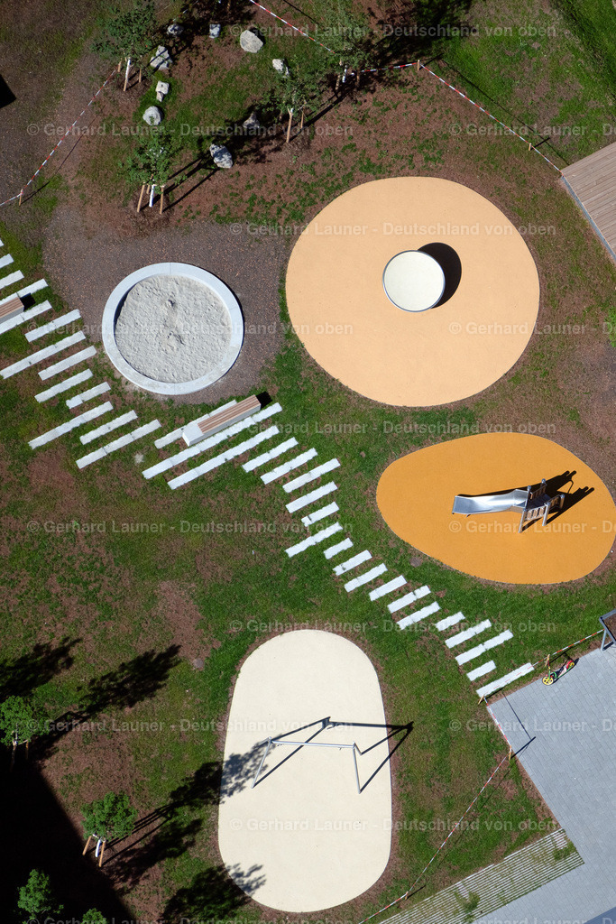 4033818 | FREIBURG IM BREISGAU 30.06.2020 Spielplatz an der Straße Binzengrün im Ortsteil Weingarten in Freiburg im Breisgau im Bundesland Baden-Württemberg, Deutschland. // Playground on street Binzengruen in the district Weingarten in Freiburg im Breisgau in the state Baden-Wuerttemberg, Germany. Foto: Gerhard Launer