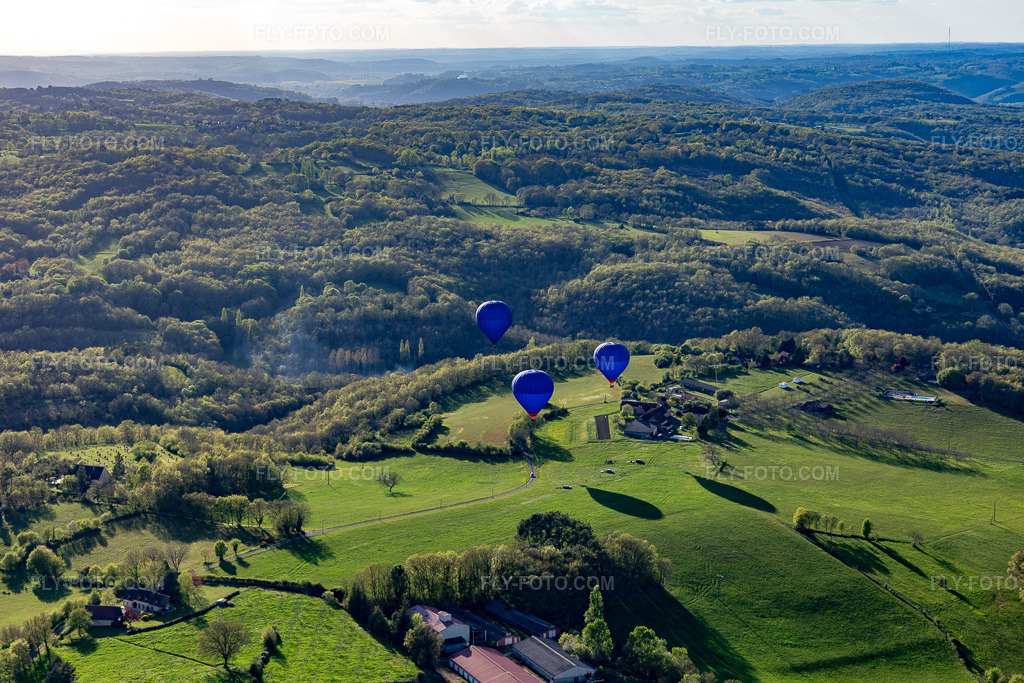 Aerial view: Balloon launch in Veyrines-de-Domme in the state Dordogne, France. – Photo: IMG_113540.jpg taken on 04/16/2019 by Werner Riehm/FLY-FOTO.com – Resolution of the original: 5472 x 3648 px – Périgord Dordogne Montgolfières - Vol en montgolfière en Périgord