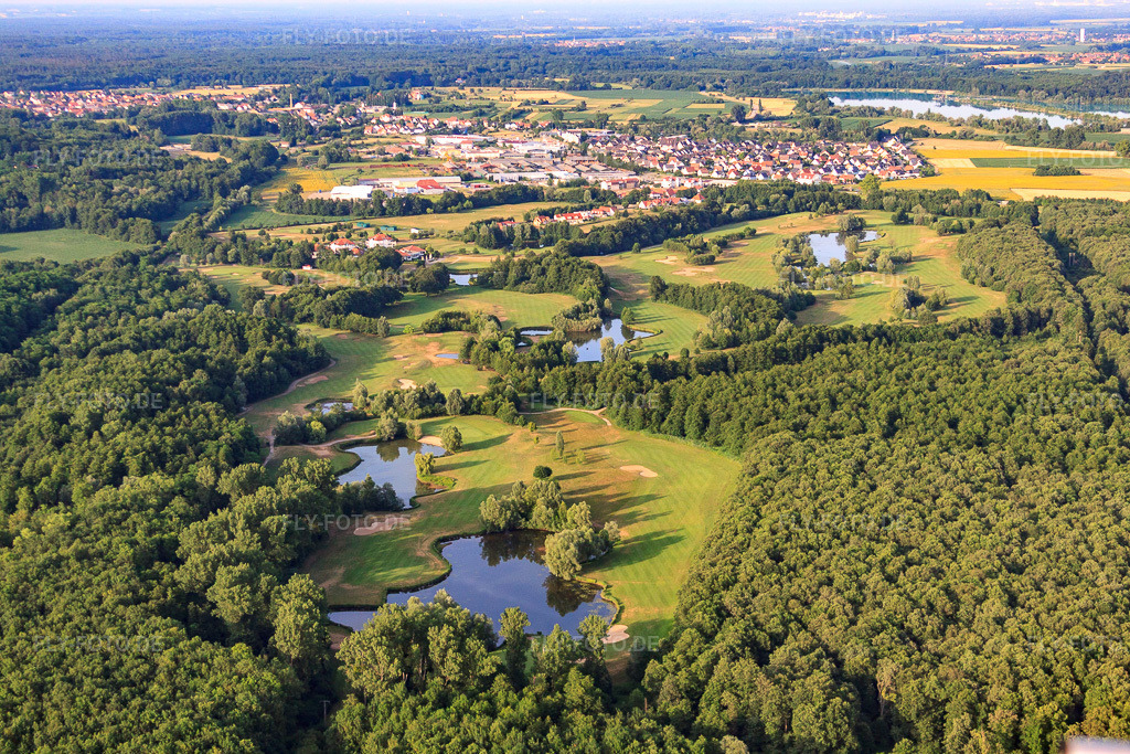 Luftbild: Golfplatz des Golfclub Soufflenheim Baden-Baden in Soufflenheim im Bundesland Bas-Rhin in Frankreich. – Foto: IMG_30470.jpg vom 09.07.2010 durch Werner Riehm/FLY-FOTO.de – Auflösung des Originals: 4752 x 3168 px – Golf International Soufflenheim Baden-Baden