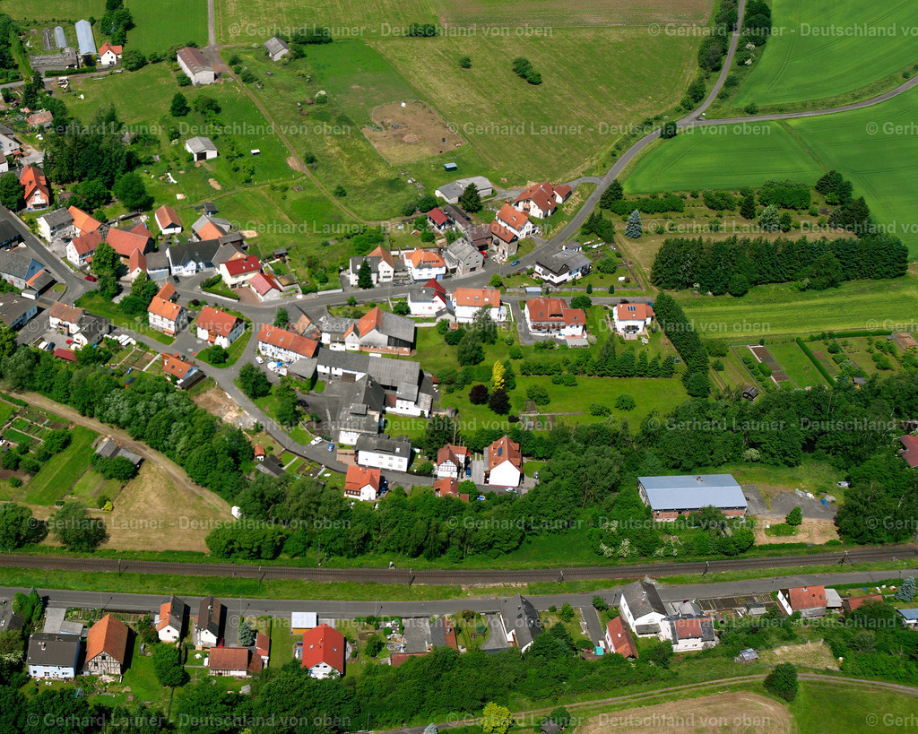 2614777 | NIEDER-OHMEN 06.08.2006 Landwirtschaftliche Nutzflächen und Feldgrenzen  umsäumen das Siedlungsgebiet des Dorfes in Nieder-Ohmen im Bundesland Hessen, Deutschland // Agricultural land and field boundaries surround the settlement area of the village  in Nieder-Ohmen in the state Hesse, Germany Foto: Gerhard Launer