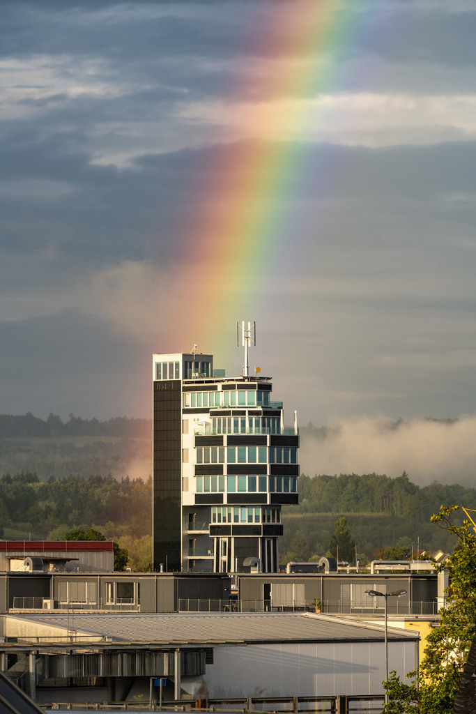 Regenbogen über dem Hotel aquaTurm I | Regenbogen über dem Hotel aquaTurm I - Realisiert mit Pictrs.com