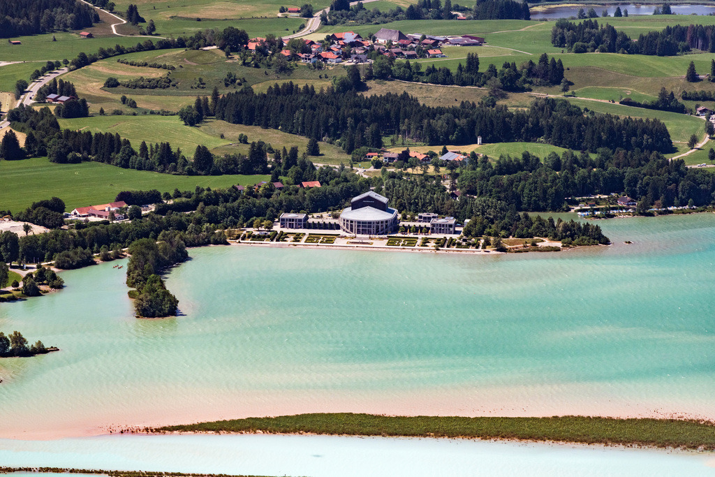 dr__0100971.jpg | FüSSEN 13.06.2023 Ludwigs Festspielhaus Füssen am Forggensee im Bundesland Bayern. Das Musiktheater wurde auf einem eigens aufgeschütteten Seegrundstück am Forggensee errichtet. // Opera house in Fuessen in the state Bavaria, Germany. Foto: Daniel Reiter