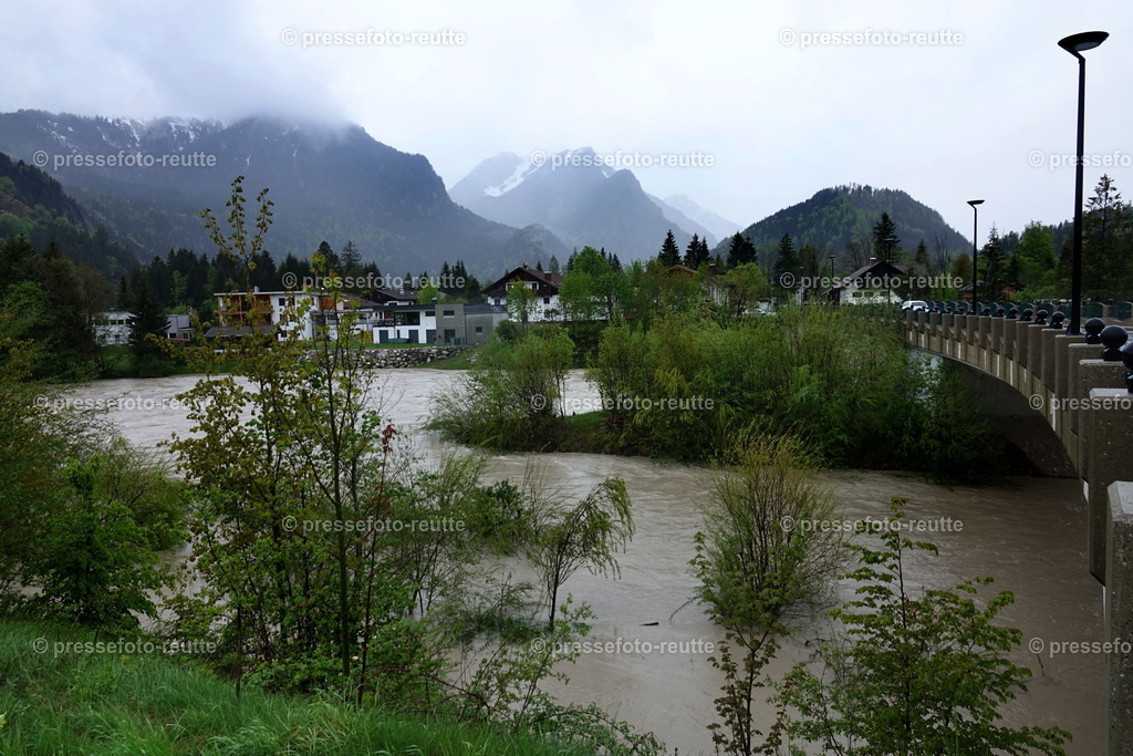 welltvi-Lechbruecke-Pflach-Hochwasser-21052019-DSD01332 | Info aus dem Bezirk Reutte/Ausserfern Tirol sowie eine umfangreiche Bilddatenbank über die gesamte Region: Lechtal, Talkessel Reutte, Tannheimertal, Zwischentoren. Lech, Plansee, Zugspitze, Grenztunnel, B179, Fernpassstraße, Verkehr, Lawinen, Tradition, - Realisiert mit Pictrs.com