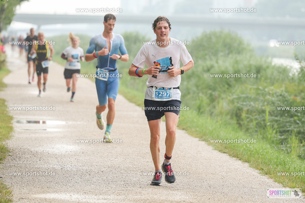 LUR_1205 | 34. M-net Erlanger Triathlon 2025 #erlangertriathlon  #mnettriathlon2025 #mnettriathlon #team #olympischedistanz #mitteldistanz #triathlon #maindonaukanal  #erlangertriathlon2025 #yourpictrs #tv1848 #tv1848erlangen  #triathlonbayern #sportinerlangen #demsportverbunden #sportshot_your_pictrs Copyright: www.sportshot.de