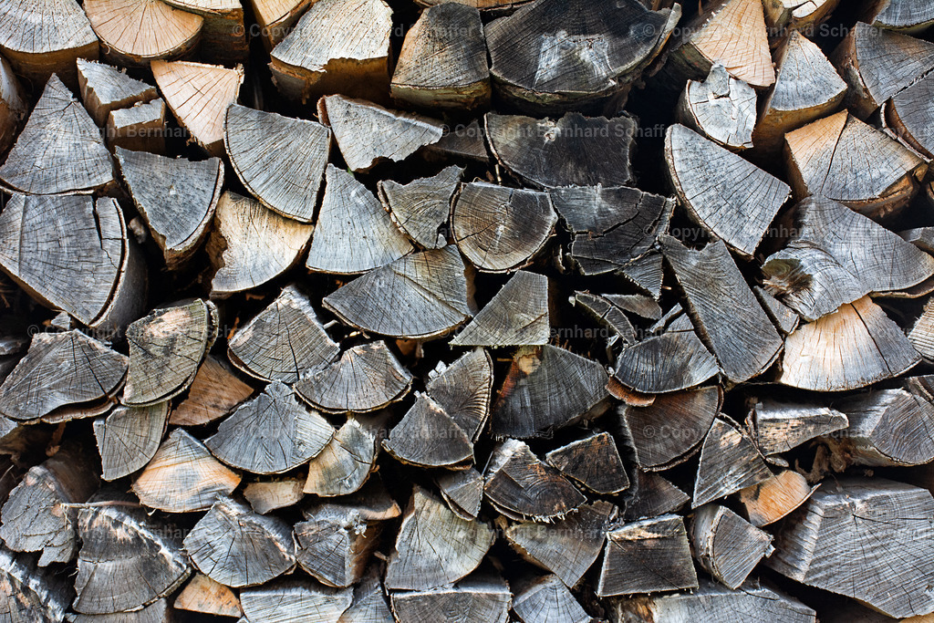 Brennholzstapel | Viele Stücke graues Brennholz auf einem Stapel. - Realisiert mit Pictrs.com