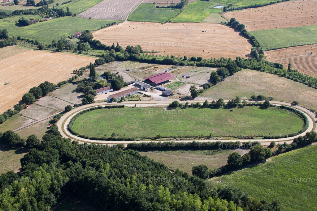 Vue aérienne: Vue de la ville à Lamnay dans le département Sarthe, France. Photo: IMG_20084.jpg prise le 31/07/2009 par Werner Riehm/FLY-FOTO.eu – Résolution de l'original: 4752 x 3168 px