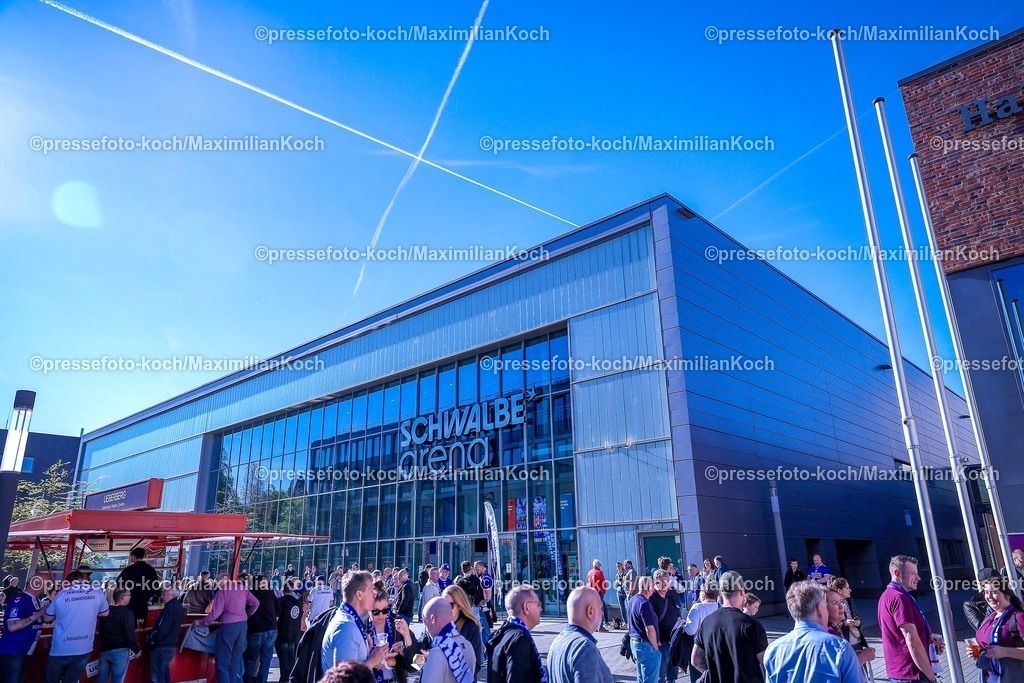 Gum30042601001 | 30.04.2026, Handball, 1. HBL, VfL Gummersbach - Frisch Auf! Göppingen, Saison 2025 / 2026 Herren, Schwalbe-Arena: Aussenansicht Spielstätte Schriftzug Außen auf Fassade mit den Fans vor der Halle.