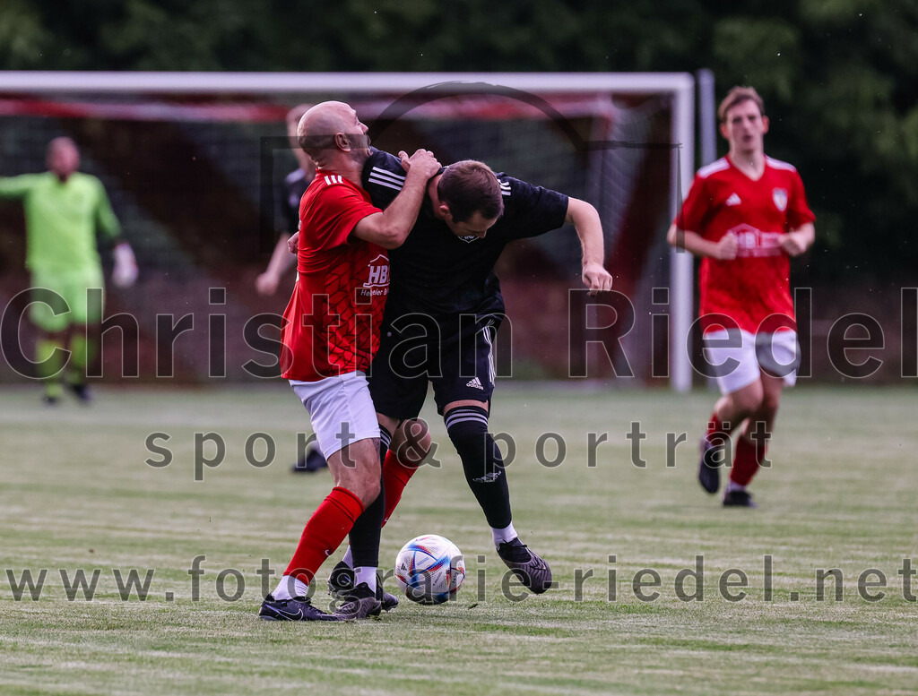 2023-08-25_016_FC_Finsing_gegen_FC_Lengdorf | Finsing, Deutschland, 25.08.2023:
Fußball, Kreisliga 2023 / 2024, 6. Spieltag, FC Finsing gegen FC Lengdorf, Endergebnis: 5:0

Gianfranco Soave (FC Lengdorf, #8), Andre Huber (FC Finsing, #9)

Foto: Christian Riedel / fotografie-riedel.net
