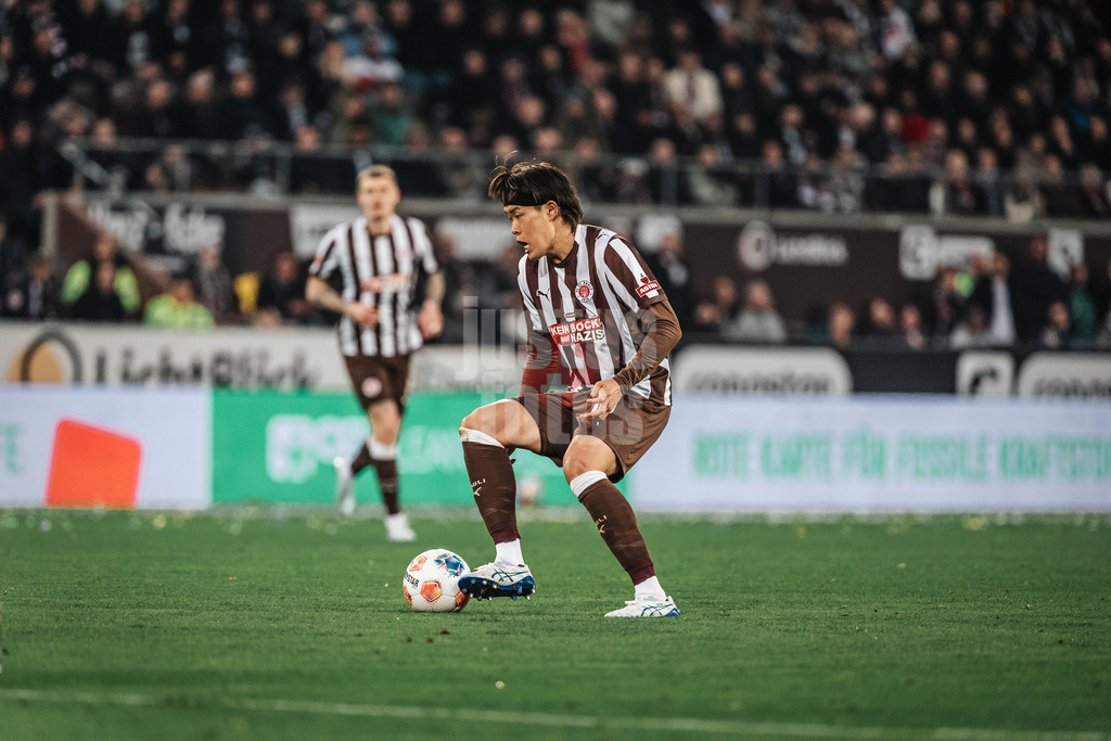 Fußball | Männer | Saison 2025/2026  | Fußball-Bundesliga | 27. Spieltag | FC St. Pauli vs. SC Freiburg | 22.04.2026 | Tomoya Ando (#15, FC St. Pauli)