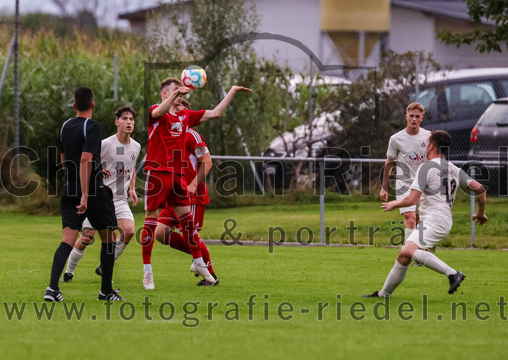 2023-08-04_070_SV_Walpertskirchen_gegen_FC_Finsing | Walpertskirchen, Deutschland, 04.08.2023:
Fußball, Kreisliga 2023 / 2024, 2. Spieltag, SV Walpertskirchen gegen FC Finsing, Endergebnis: 3:3

Schiedsrichter Muharrem Yildiz, Florian Hölzl (FC Finsing, #10), Florian Baumann (SV Walpertskirchen, #10)

Foto: Christian Riedel / fotografie-riedel.net