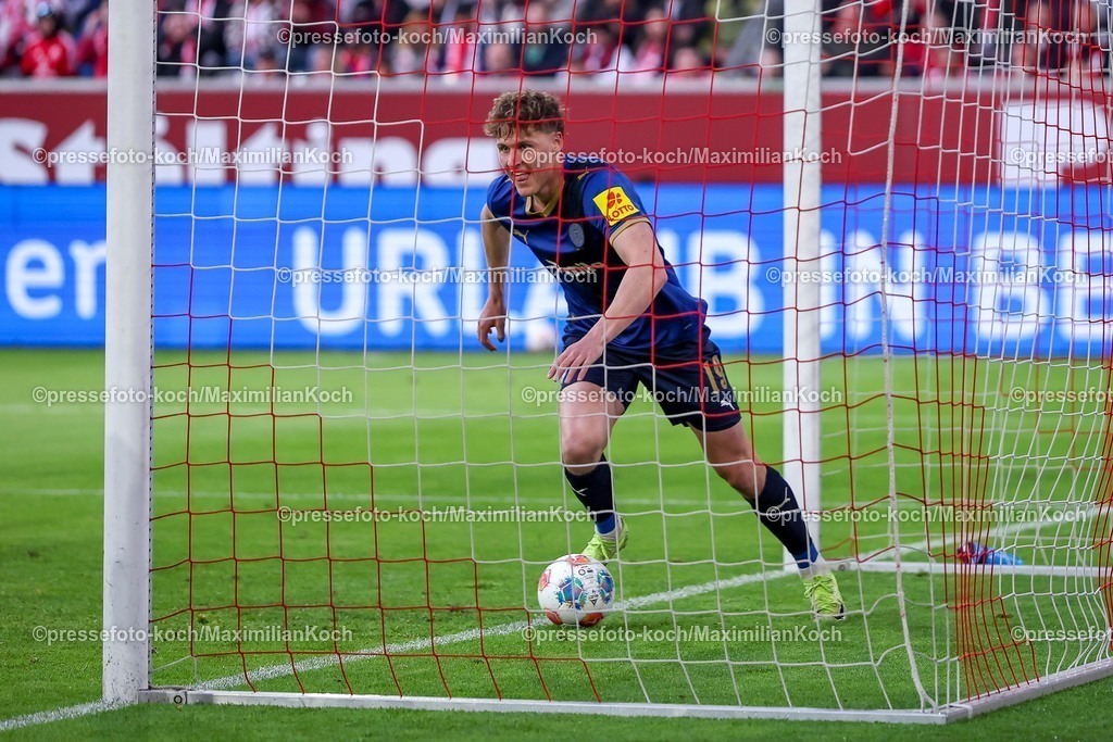 F9510042601066 | 10.04.2026, Fußball, Fortuna Düsseldorf - Holstein Kiel, 2. Fußball Bundesliga, Herren, Merkur Spiel-Arena, 29. Spieltag, Saison 2025 2026: Torjubel nach dem Tor zum 1:0 durch Torschütze Phil Harres&nbsp; (Holstein Kiel #19)  zusammen mit   DFB regulations prohibit any use of photographs as image sequences and or quasi-video.
