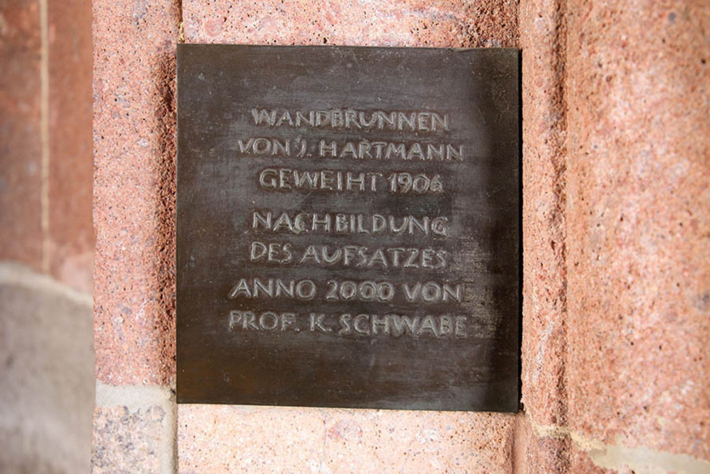 Bildlexikon Leipzig - Brunnen Badendes Mädchen - Hinweistafel | Das Team hinter BILDLEXIKON LEIPZIG bündelt historische wie aktuelle Informationen über die Stadt Leipzig in Text und Bild auf einer Plattform und stellt diese der interessierten Öffentlichkeit zur Verfügung.
