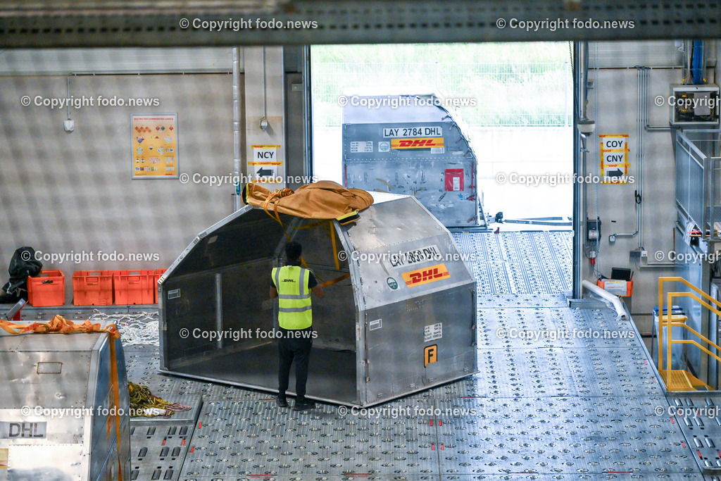 DHL Hoersching_ Warehouse_ Pakete_ Flugzeugbeladung_ 26.06.2023-39 | 26.06.2023, Linz Hoersching, AUT, DHL Hoersching, Warehouse, Flugzeugbeladung Pakete, im Bild Warehouse,  Paketsortierung, Container