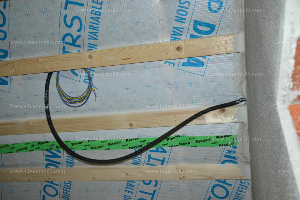 bib-lg17-elektroinstallation-0222 | Nach LV-Leistungsgruppen sortierte Detailfotos über den Bau eines Hauses. Alle Hausbau-Bilder direkt vom Urheber und Autor der Website Haus-Selber-Bauen.com