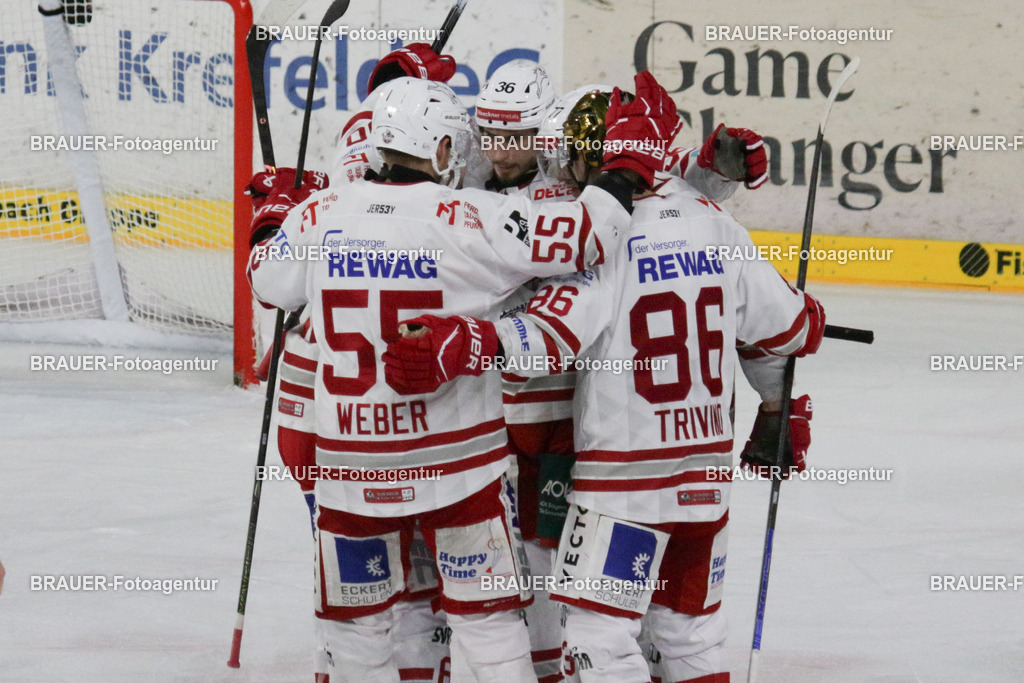 4_KEVREG_20251125_0050 | Krefeld, Deutschland, 25.11.2025: Die Spieler von Regensburg jubeln nach dem Tor von Preto zum 0:1 während des DEL2-Spiels zwischen Krefeld Pinguine - Eisbären Regensburg am 25.11.2025 in der Yayla-Arena in Krefeld, Deutschland. (Foto Ralph Görtz / Brauer-Fotoagentur)