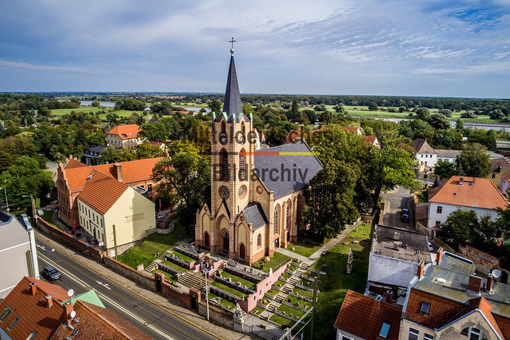 Magdeburg Kirche Salbke-0015 | Die St.-Gertraud-Kirche prägt den historischen Ortskern des Magdeburger Stadtteils Salbke. Der heutige neugotische Backsteinbau wurde 1866/67 an der Stelle einer älteren Kirche errichtet, deren Geschichte bis in das Jahr 1018 zurückreicht. Mit ihrem markanten Westturm und der erhöhten Lage an der Straße Alt Salbke gehört sie zu den wichtigsten Baudenkmälern des Stadtteils. Nach einer umfassenden Sanierung wurde das Gebäude um ein Lapidarium erweitert, das historische Grab- und Architekturfragmente aus Magdeburg bewahrt. - Realisiert mit Pictrs.com