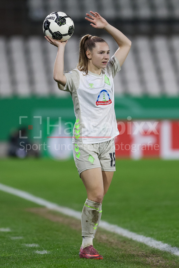 Fussball, DFB-Pokal Frauen, SGS Essen - SV Werder Bremen | Michelle Weiß (SV Werder Bremen, 15) beim Einwurf, Aktion, Action, Spielszene, DIE DFB-RICHTLINIEN UNTERSAGEN JEGLICHE NUTZUNG VON FOTOS ALS SEQUENZBILDER UND/ODER VIDEOÄHNLICHE FOTOSTRECKEN. DFB REGULATIONS PROHIBIT ANY USE OF PHOTOGRAPHS AS IMAGE SEQUENCES AND/OR QUASI-VIDEO.