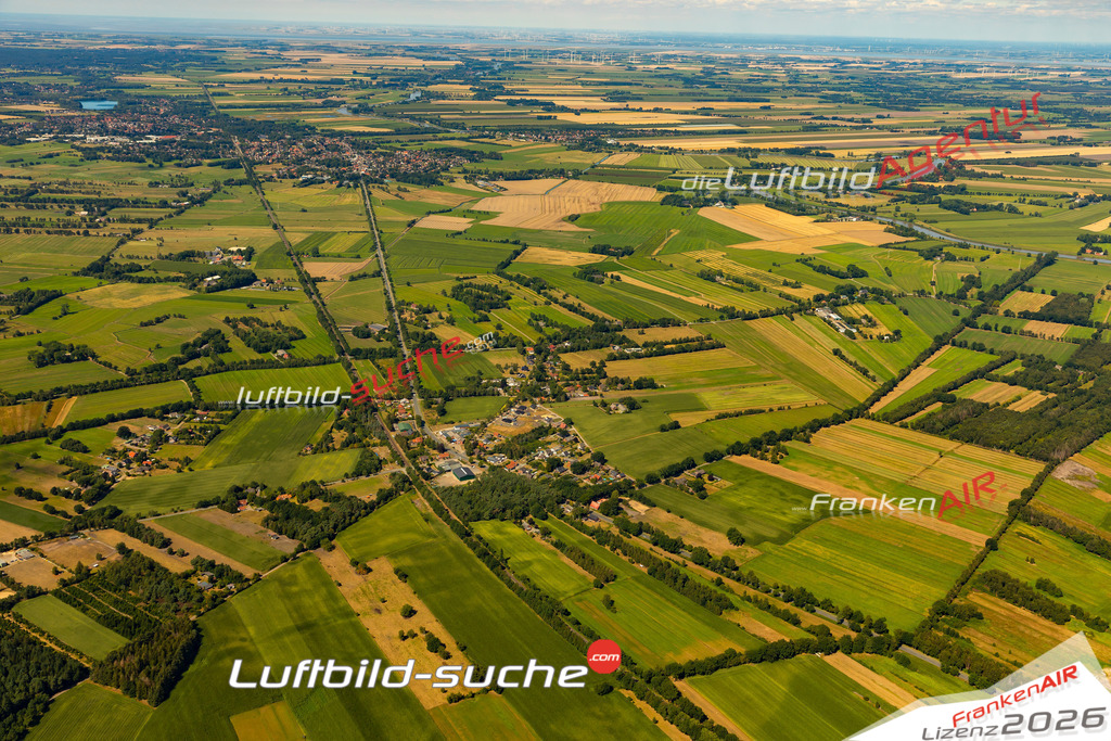 Aktuelles Luftbild von Bornberg Hechthausen - Die Luftaufnahme wurde 2022 mittels UL-Flugzeug erstellt ( keine Drohne ) - hochauflösende Kamera-Systeme von  Canon -Beste Qualität - Für grossformatige Ausdrucke geeignet. Die Geschenkidee !