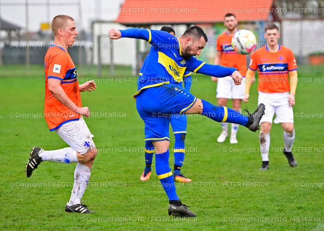 TSV Braunshardt festigt 1. Tabellenplatz mit Heimsieg | 01.04.2023 Fussball Männer Kreisliga C Saison 2022 2023 TSV Braunshardt - SV Darmstadt 98 II (3:1) v. l. Andre Pfeifer (4 SV98II) Eric Vieweger (16 Braunshardt) (Foto: Peter Henrich) - Realisiert mit Pictrs.com