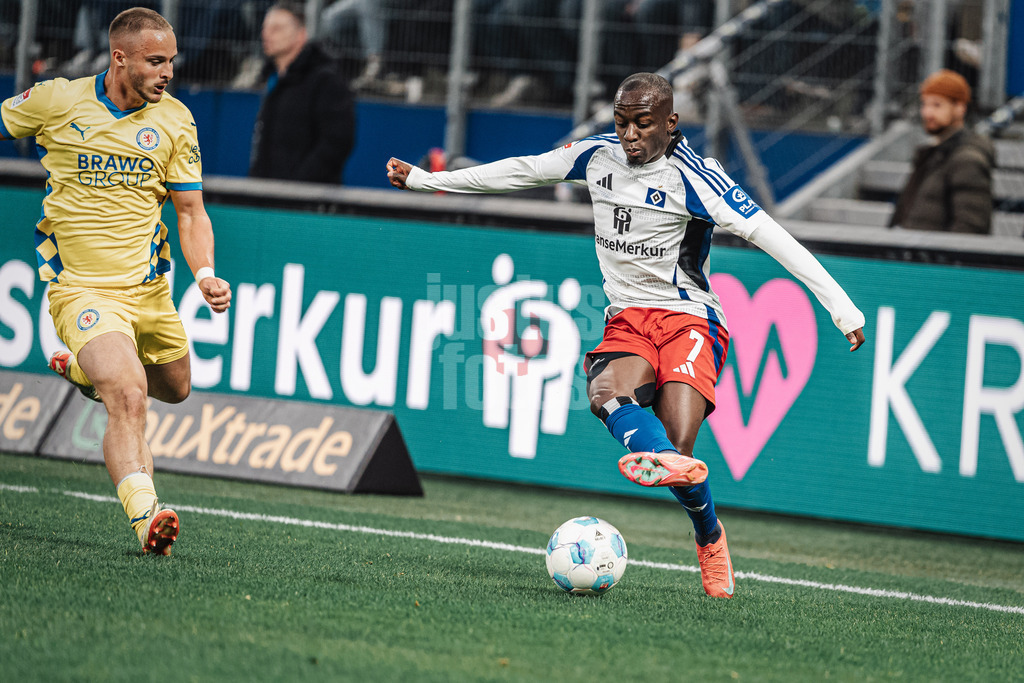 Fußball | Männer | Saison 2024/2025 | 2. Fußball-Bundesliga | 29. Spieltag | Hamburger SV vs. Eintracht Braunschweig | 11.04.2025 | Jean-Luc Dompe (#7, HSV) mit einem Richtungswechsel